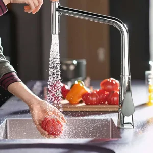 kitchen-mixer_M7116-H220_spray-mode-2_part-ambience_3x4-1